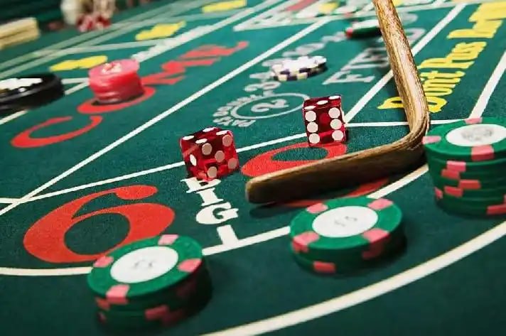 Màn hình sảnh game ty le 5 hiển thị slot online và live casino trên điện thoại